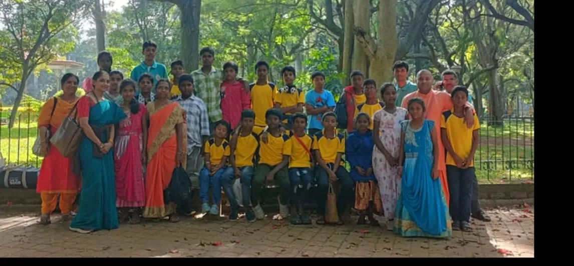 Students and volunteers on the Bangalore excursion