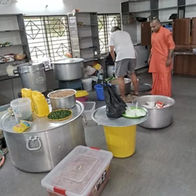 Volunteers preparing vegetables in the Kuteer kitchen
