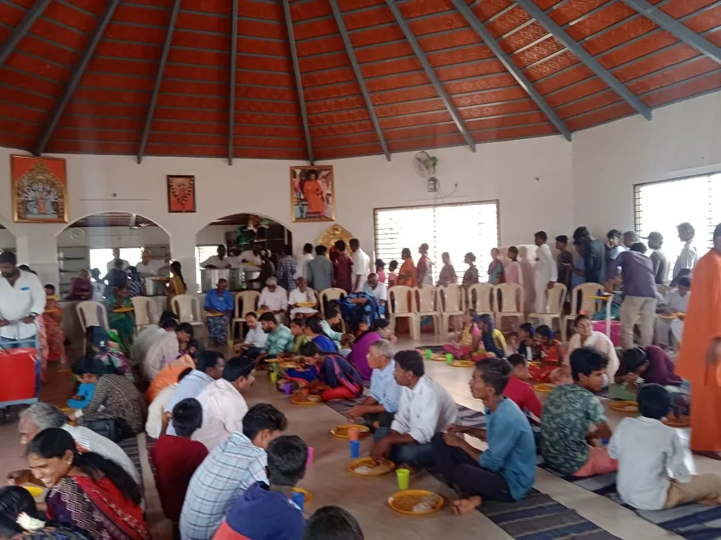 The Kuteer hall at lunch on the 23rd, seated to the walls